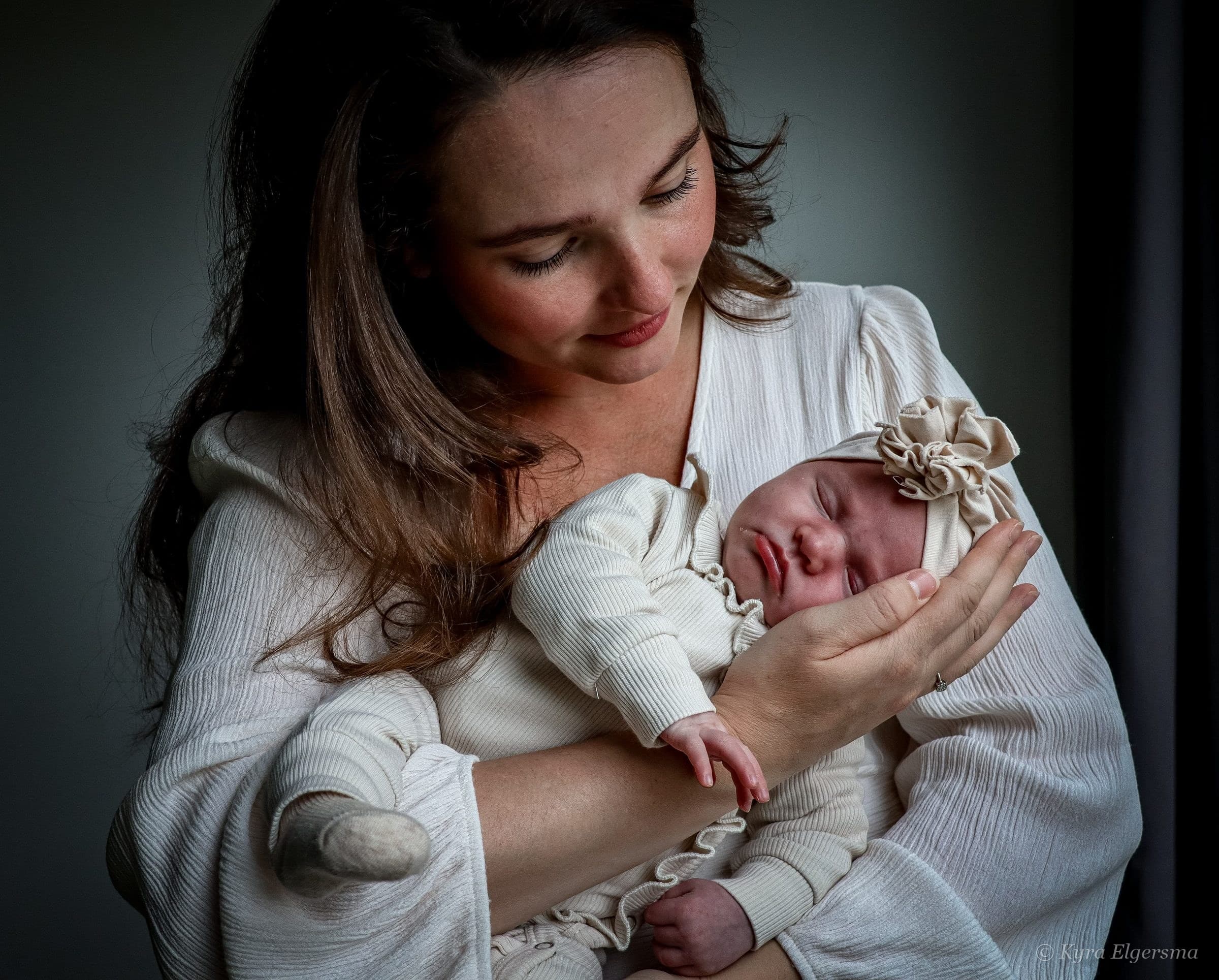 Newbornfotografie bij het gezin thuis in Zwolle door Kyra Elgersma 1